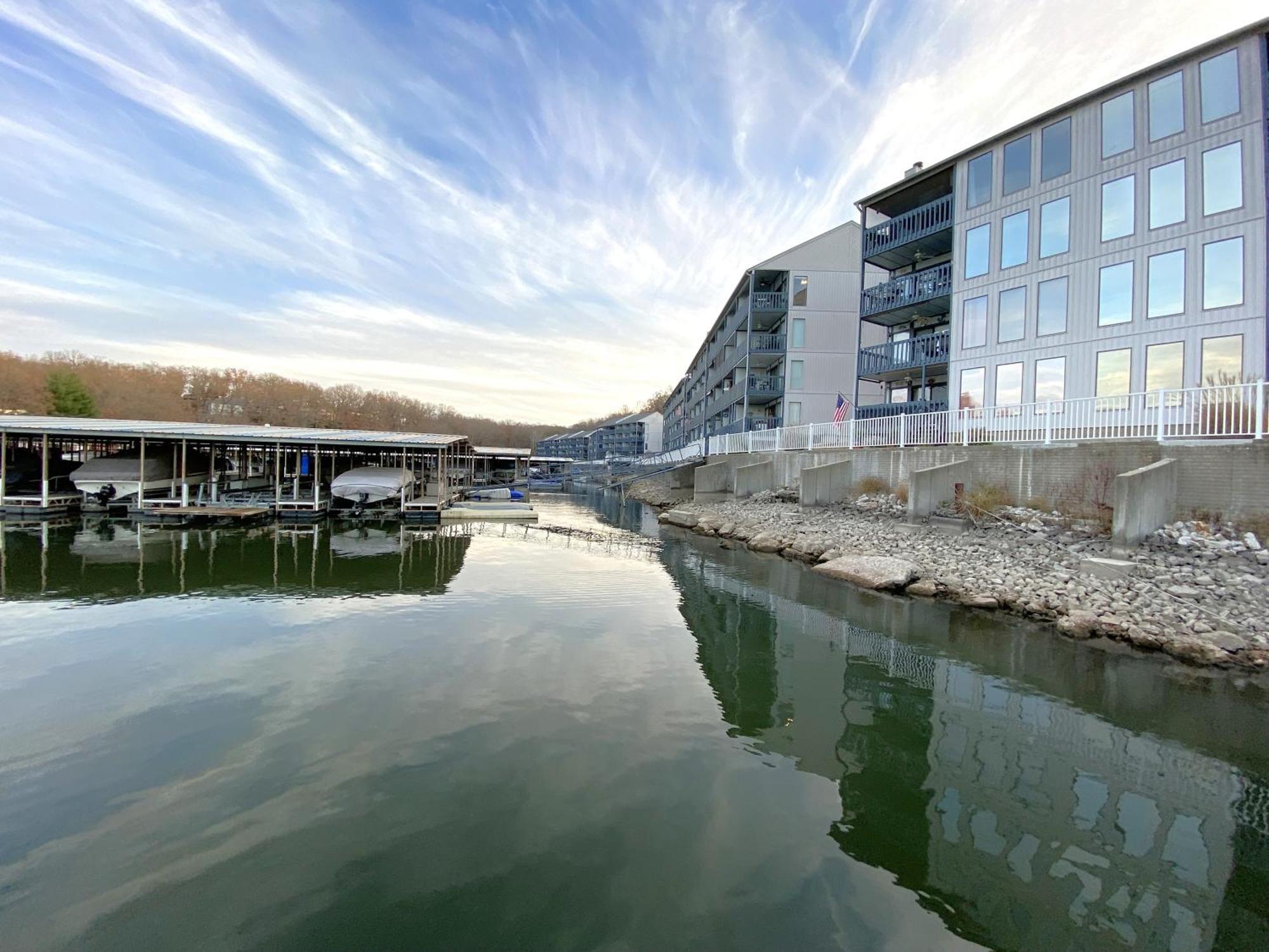 B Lakefront! Remodeled, Boat Slip, Patio Views, Pool, Boat Ramp, Wifi Osage Beach Extérieur photo